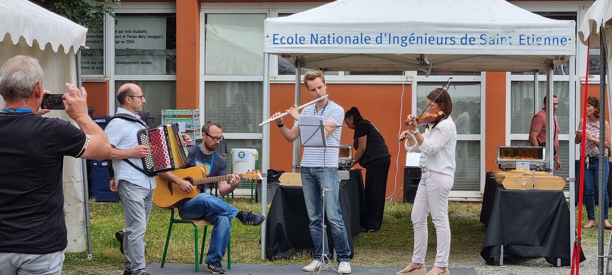 Journée des personnels <a href="/CentraleLyon/">Centrale Lyon</a> sur le campus @ENISaintEtienne qui a rassemblé plus de 250 personnes.  Un très bon moment de partage avec une vue magnifique sur le pilat.