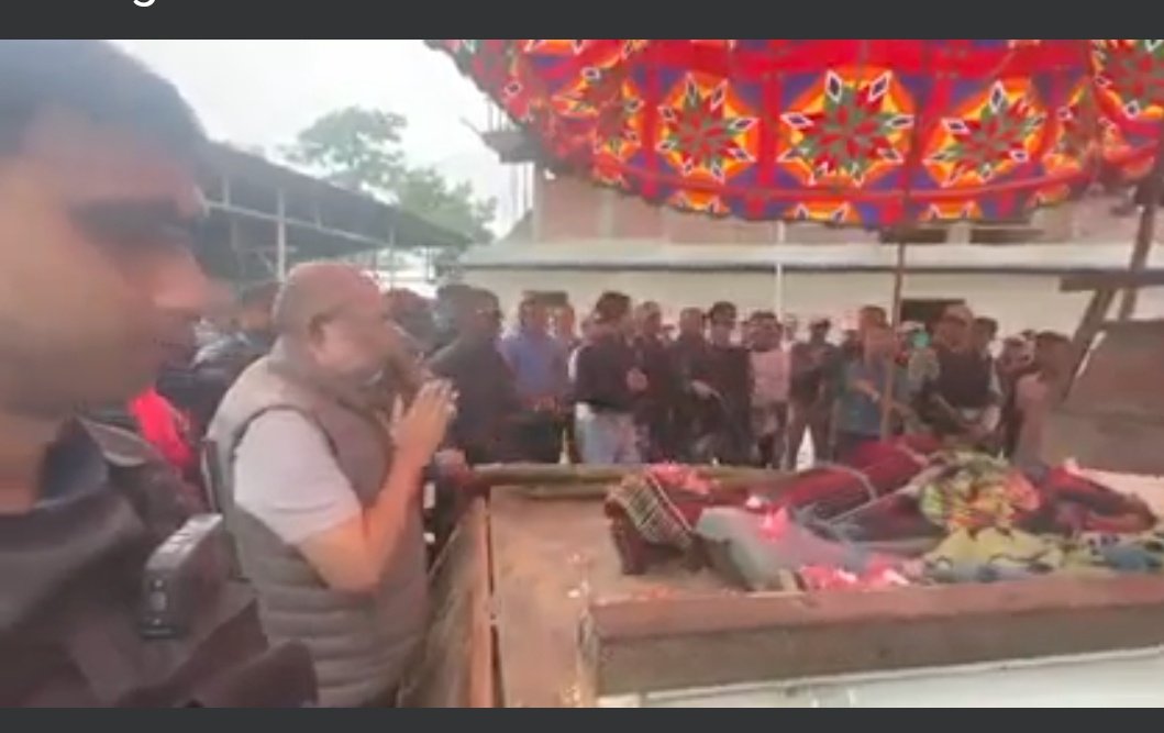 lampu_eimi's tweet photo. Mr N. Biren Singh The CM of Manipur Pay Tribute to Meitei militants who died in the last Sunday at Kuki_Zo village, But he never Pay Tribute to Tribals Volunteer who died In the Ethnic clash.. #Wondering #Communalpolitician #CommunalCM #ManipurBurning  @AmitShah @narendramodi https://t.co/AuYlhy7DEK