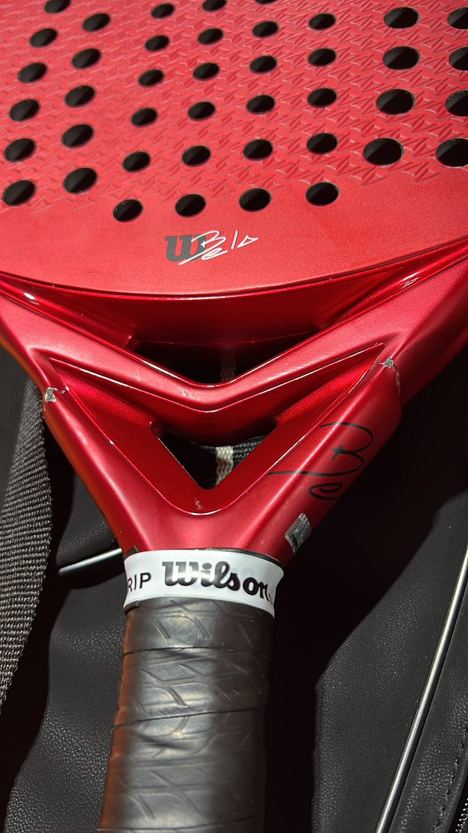 TaloChef's tweet photo. #belaprov2 #padel #Wilson sera error de fábrica ? … 20 minutos de juego y la pala se rompe …. QUIEN RESPONDE ??🤷🏻‍♂️ 💸💸💸💸 https://t.co/0cWc4B1JaI