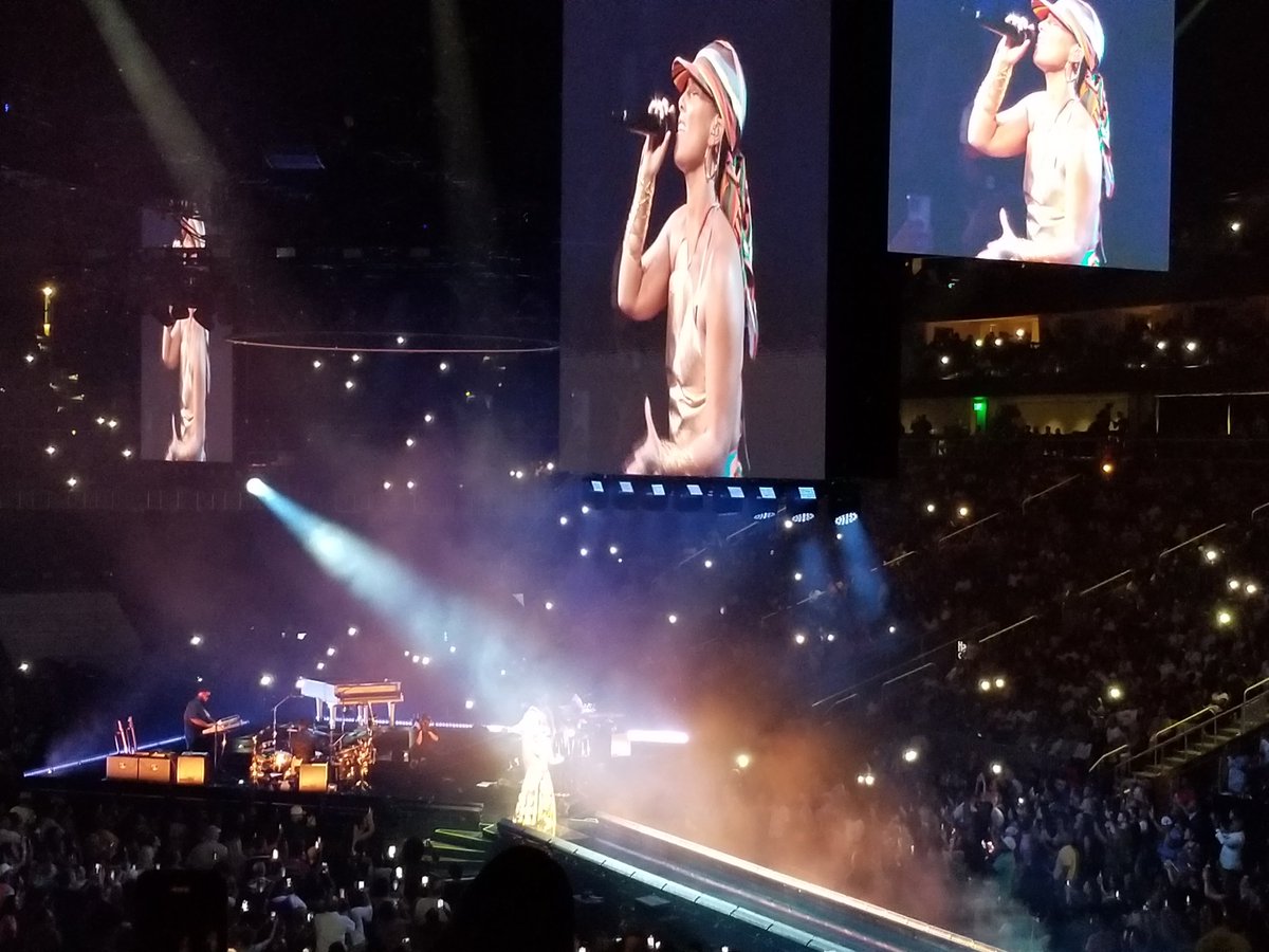 3blueskys's tweet photo. Thank you @aliciakeys.  ATL show was FANTASTIC!!! Thanks for dropping that Butterflies throwback on us. You gave your All and we appreciated every minute!!! https://t.co/12Krr4BbN8