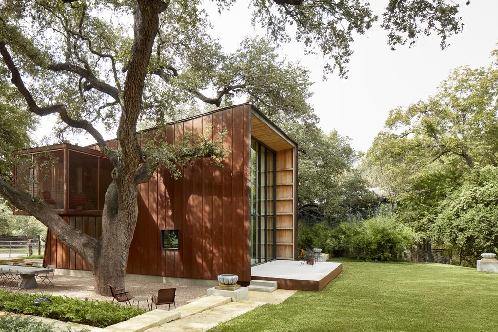 VogueLiving's tweet photo. This whimsical Austin guesthouse takes its cues from the natural world: https://t.co/baOG4PhU0X https://t.co/AtYL6LkYYq