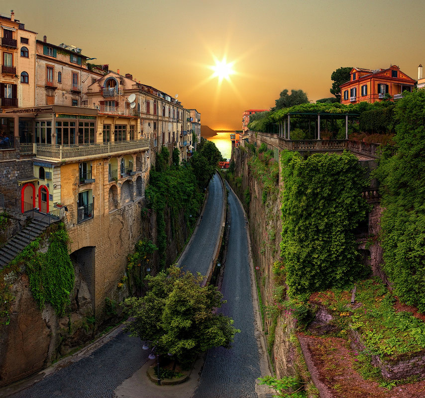 robinripley's tweet photo. Road to the Sea, Sorrento, Italy #RoadtotheSea #Sorrento #Italy https://t.co/Tv35lGMWoa https://t.co/jCDi3hi7NM