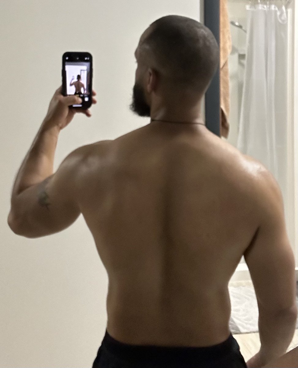 BucNasty20's tweet image. Lighting sucks but progress has been made. Ended the workout with a 4K run #backgains #APE #ApesTogetherStrong 🦍
