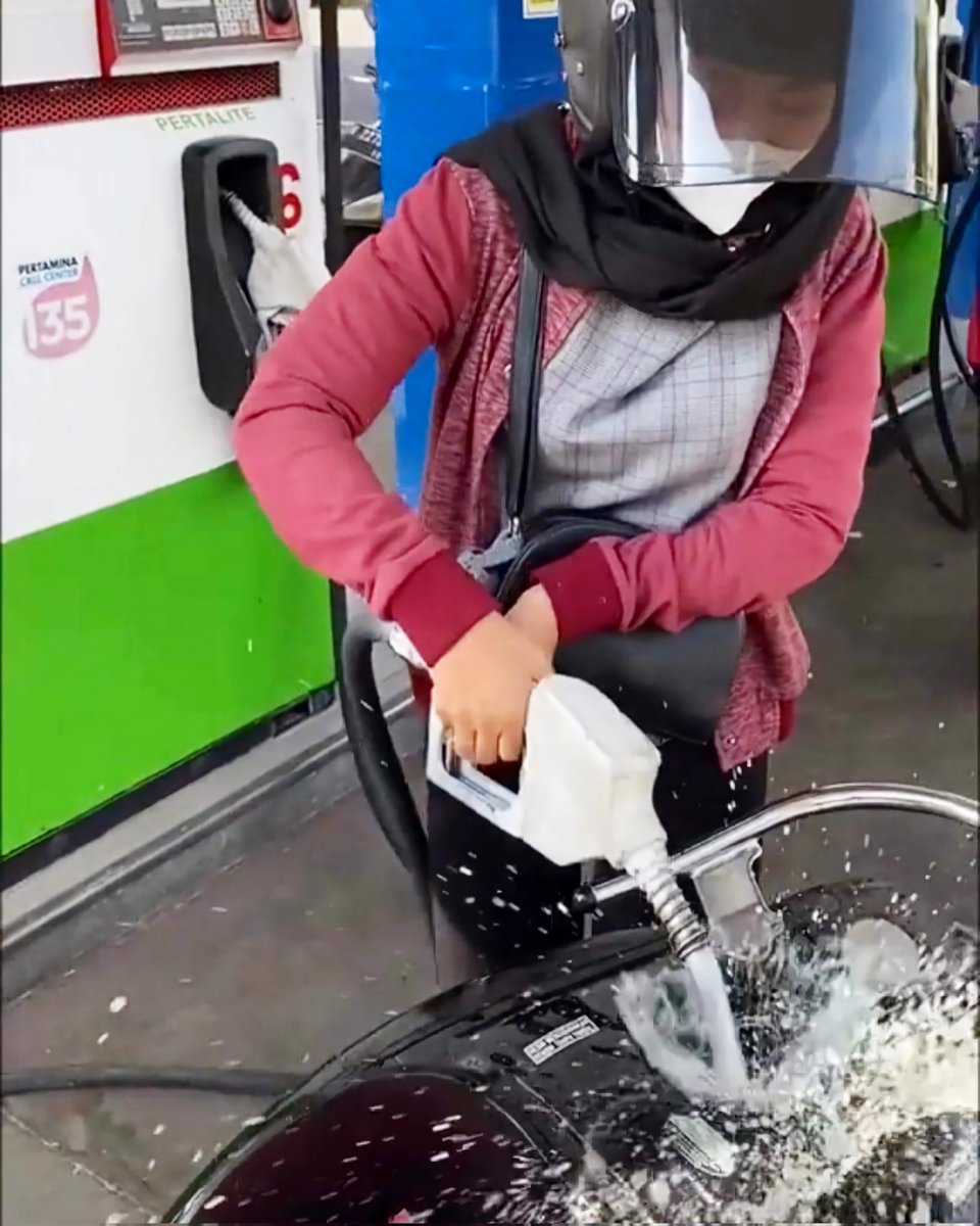 berfirmanlah's tweet photo. mediocre 'pong mbensin self service' customers https://t.co/u25Xdiy9sJ