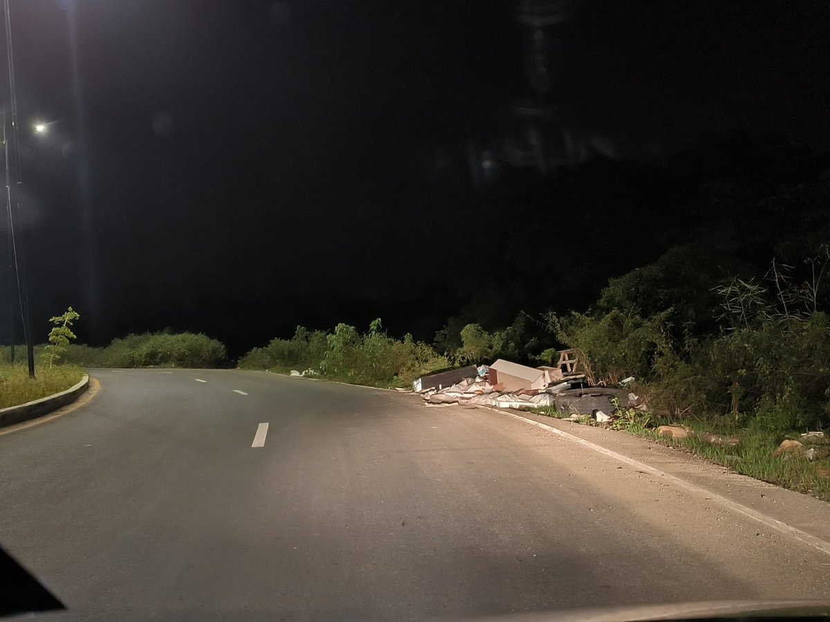 pjvillac's tweet photo. Sres @AlcaldiadeDaule, por favor limpiar el vial 9 y 10 que une La Rioja con La Joya, es un basurero y los montes estan demasiado grande, que pueden esconder ladrones y violadores  @goberguayasec  @paultutiven https://t.co/3uQj6snceT