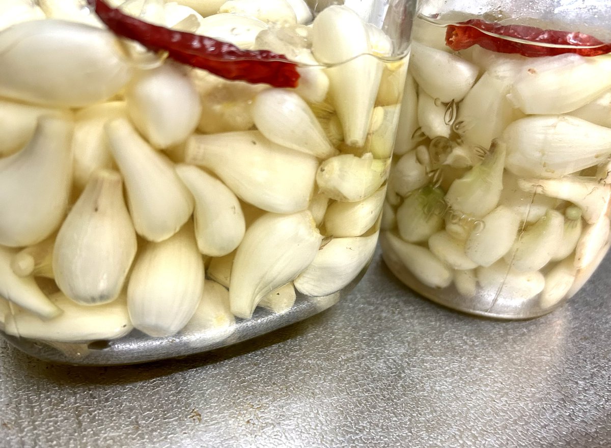 TokyoHeritage's tweet image. Yuko's rakkyo pickles production! 
#yukoose #japanesefoods #japanesecooking #rakkyo #foodintokyo