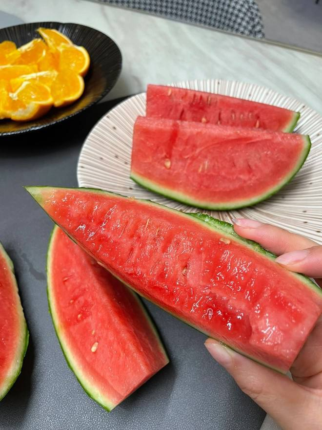 EVAdftjl1's tweet photo. What about the hot weather?
The answer is: eat watermelon https://t.co/91DtPvN0BT
