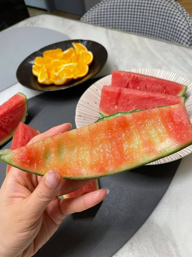 EVAdftjl1's tweet photo. What about the hot weather?
The answer is: eat watermelon https://t.co/91DtPvN0BT