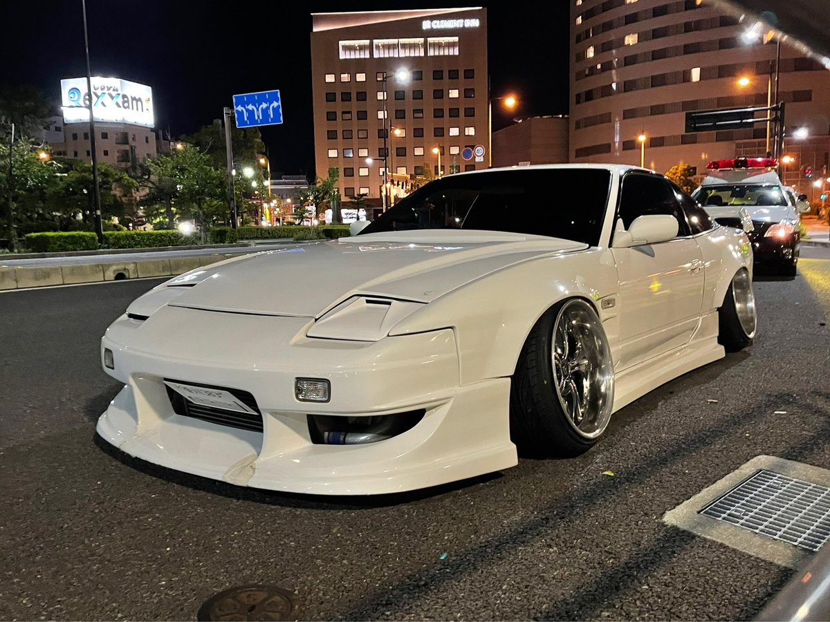 この写真やたらメンションされるけどやっぱり都会とパトカーの組み合わせはウケがいいのか😇