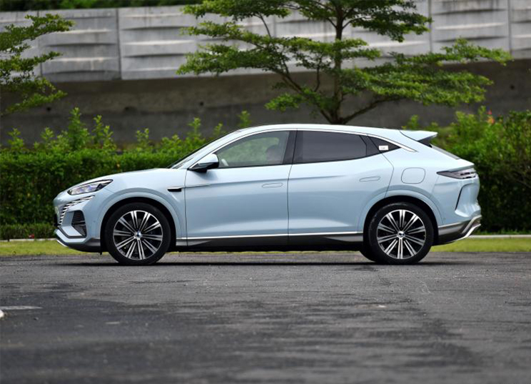 MotorsUniland's tweet photo. Denza N7 officially announced in 5 versions
Pure electric SUV
CLTC 630/702 km
Maximum power 230/390kW
4860*1935*1602
Top speed 180km/h
0-100km/h 3.9/6.8s
Battery capacity 91.3kWh #ev #evexporter #denza #byd https://t.co/JAxT177piQ