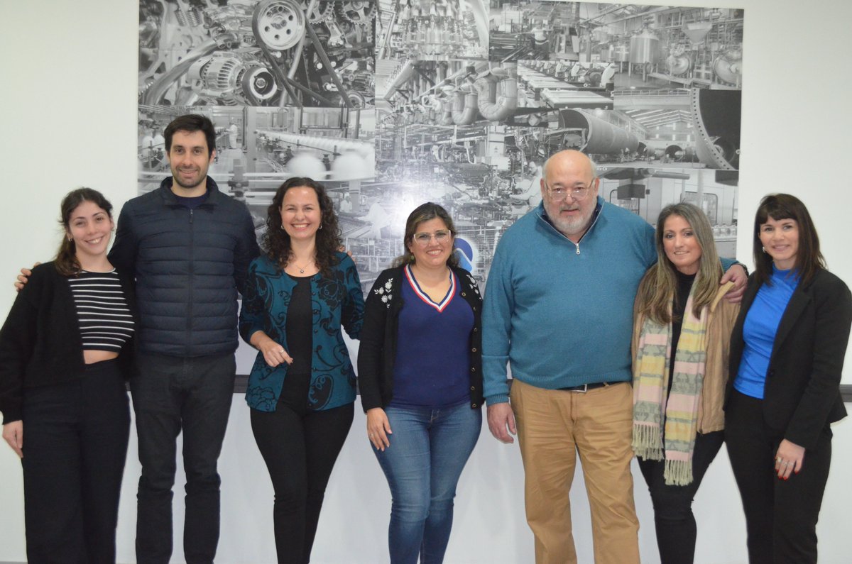 claudialazzaro_'s tweet image. 🤝🏽🏭 Desde el @MinMujeresPBA nos reunimos con la comisión directiva de la @UIQuilmes (UIQ) para afianzar en conjunto políticas que contribuyan a un mundo laboral igualitario.