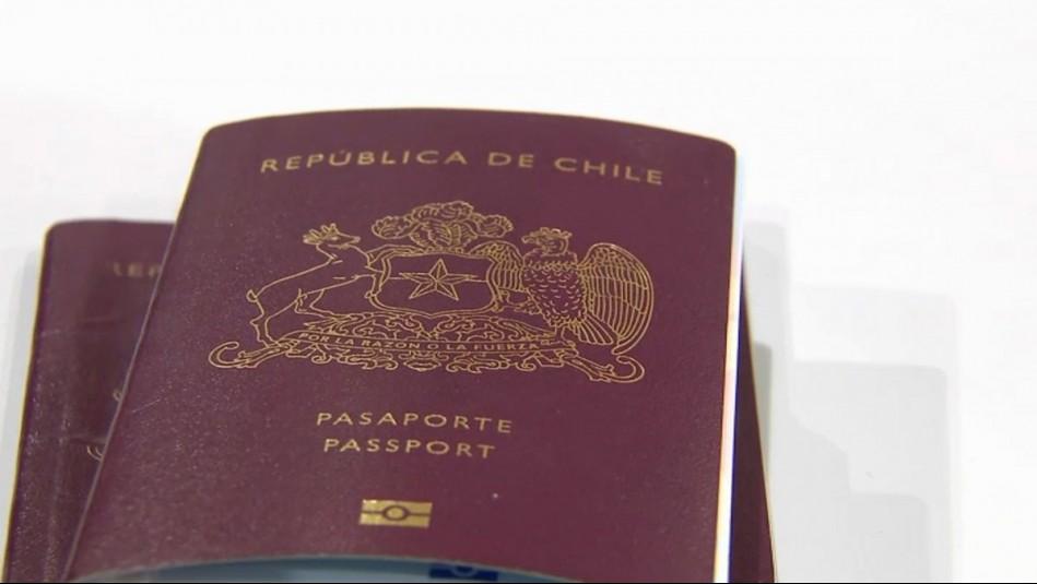 meganoticiascl's tweet photo. Desbaratan red de funcionarios del Registro Civil que entregaba pasaportes falsos a lanzas internacionales https://t.co/og9cWBs2hU https://t.co/I2EV3JVS19
