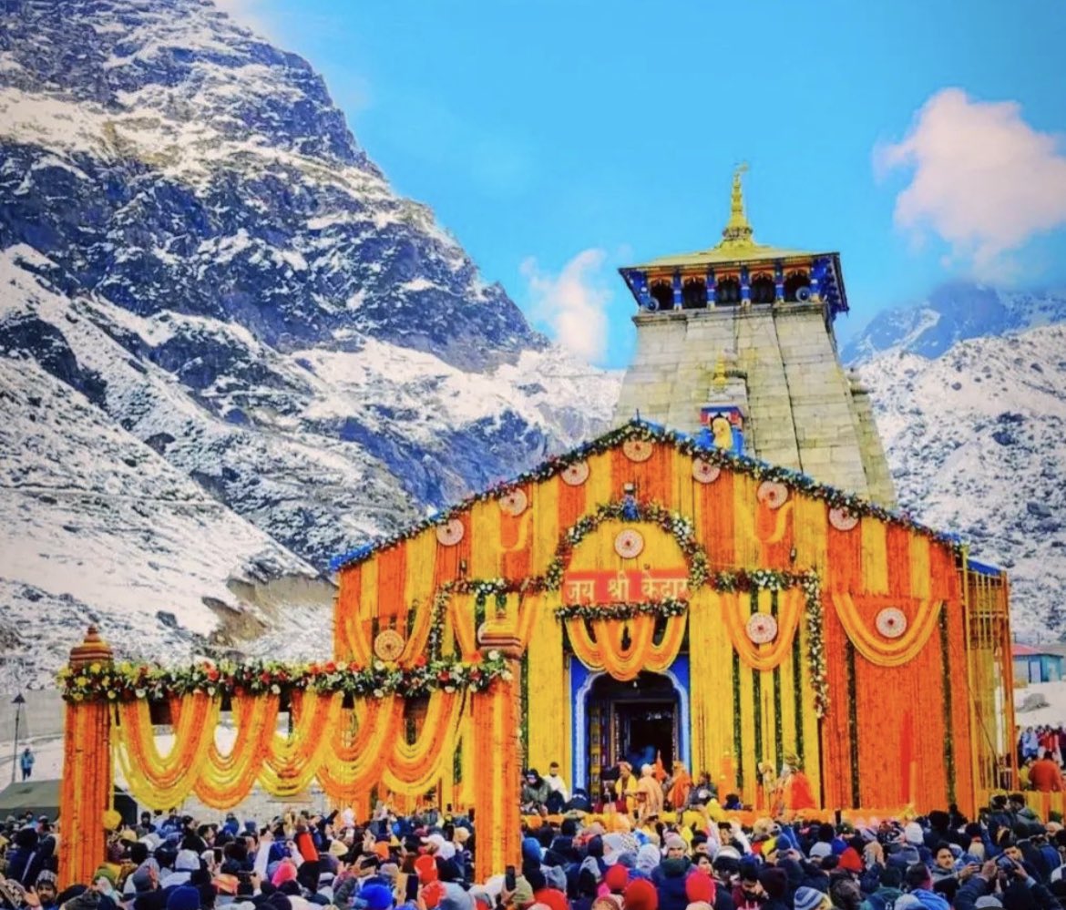 KedarnathShrine's tweet photo. ॐ त्र्यम्बकं यजामहे सुगन्धिं पुष्टिवर्धनम्।
उर्वारुकमिव बन्धनान्मृत्योर्मुक्षीय मामृतात्।।
नीलकंठ होकर भी विष से अलिप्त हैं भोले भंडारी।
सावन की शुभकामनाएं। https://t.co/SC2oNUIpuf