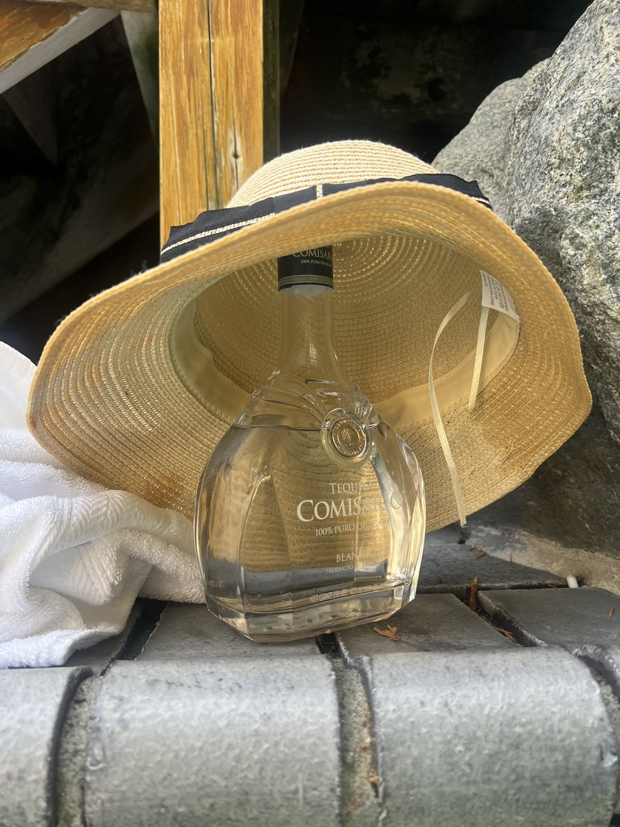 defimyfuture's tweet photo. Worlds Best Tequila Poolside @beverlyhills
#sipcomisario https://t.co/4u2sUYga7x