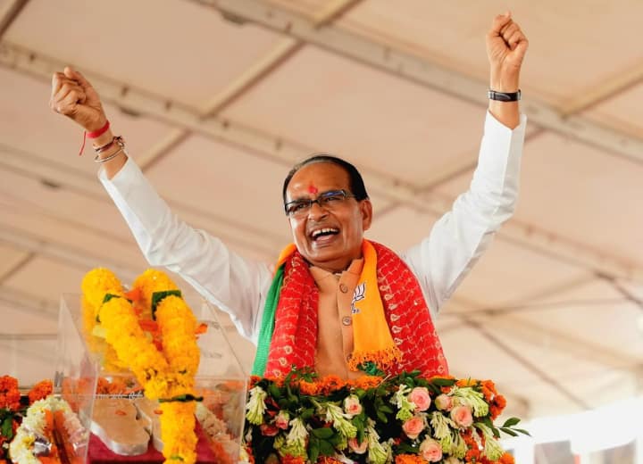 माननीय मुख्यमंत्री <a href="/ChouhanShivraj/">Shivraj Singh Chouhan</a> जी में अपने #एनएचएम_संविदा_स्वास्थ्य_कर्मचारी_संघ के प्रदेश अध्यक्ष #विजय_ठक्कर व 32000 NHM संविदा कर्मचारियों सहित एनएचएम संविदा महापंचायत बुलाने के लिए आपका हार्दिक आभार प्रकट करते हैं💐💐🙏🙏