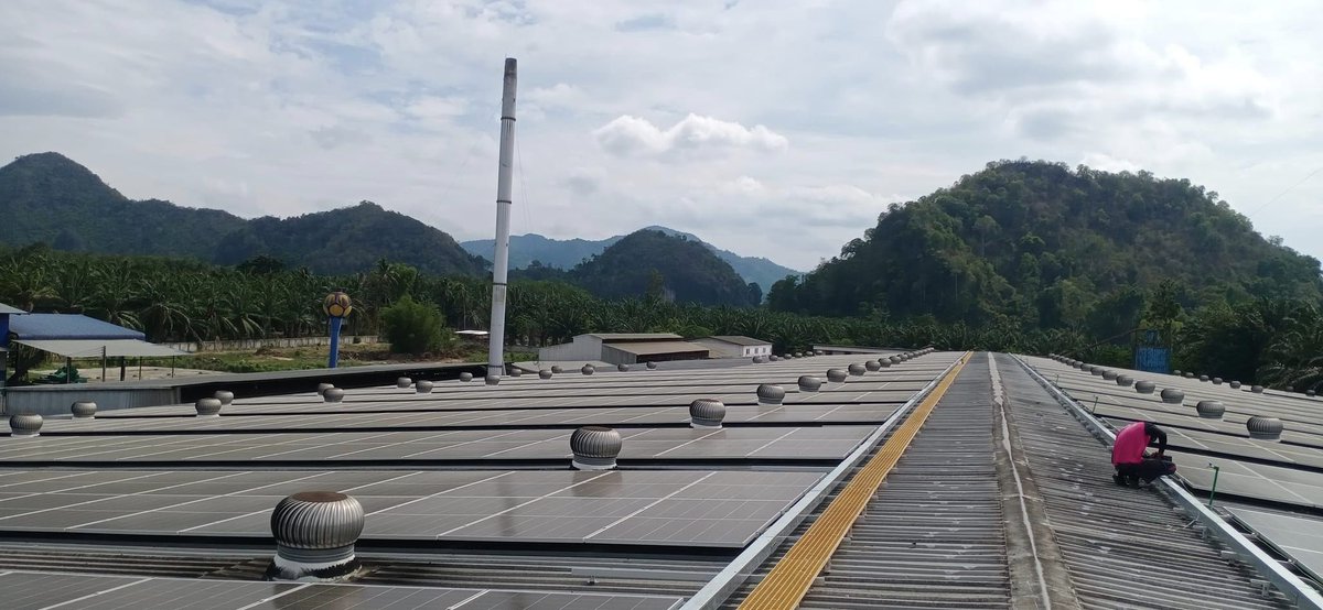alumsolar's tweet image. The solar project details :
🔩 Metal roof #solarmountingsystem, #Lfeet system
🛠 In Vietnam
🔊 850KW Installation capacity
🌐 alumsolar.wixsite.com/alumsolar