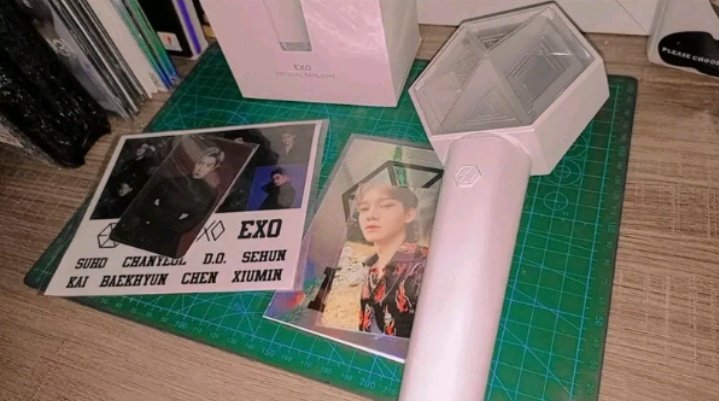 _babeosh's tweet photo. JUAL/WTS!!!!!! 
LS EXO VER3 BU! 
𝐎𝐅𝐅𝐈𝐂𝐈𝐀𝐋!! 
CONNECT WYTH 
*525K* FULLSET !!
(-)sticker holo cy aja 
FREE PC CY&amp;CHEN minat PC!! 
KEEP EVENT 7.7 !! Max co 25.7 
WAJIB DP! RUN? DP HANGUS. 
DOM TGR 
BISA TOKO OREN🍊
IG: _widyasc
#WTs #lightstick #EXO_CreamSoda #EXO_EXIST https://t.co/CTBWLX7r0r