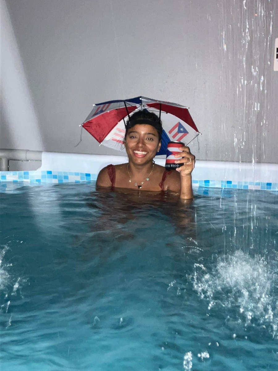 geralyscr's tweet image. Yo mañana a las 8:45pm en la piscina de no sé quien