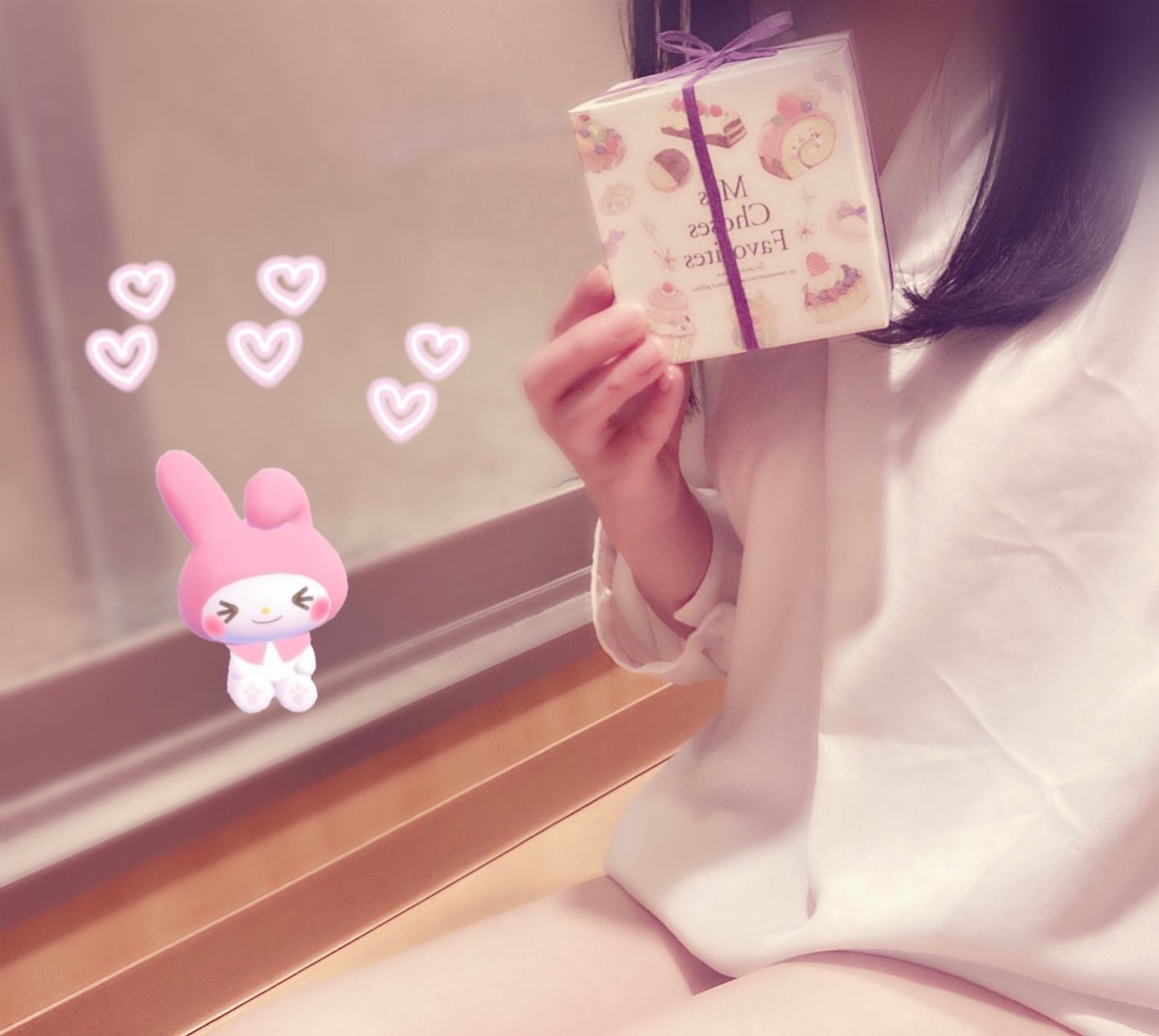 hiyoco_momo_'s tweet photo. こんにちはꪔ̤̮
土曜日日曜日遊びに来てくださったお客様ありがとうございました🙇🏻‍♀️!!

今日は17:30までいます。
お店でお待ちしています💕
この前頂いた可愛いお菓子と撮りました😎
いつもありがとう♡!!
暑いから体調に気をつけてくださいね🥲 https://t.co/XzYszNKnu6