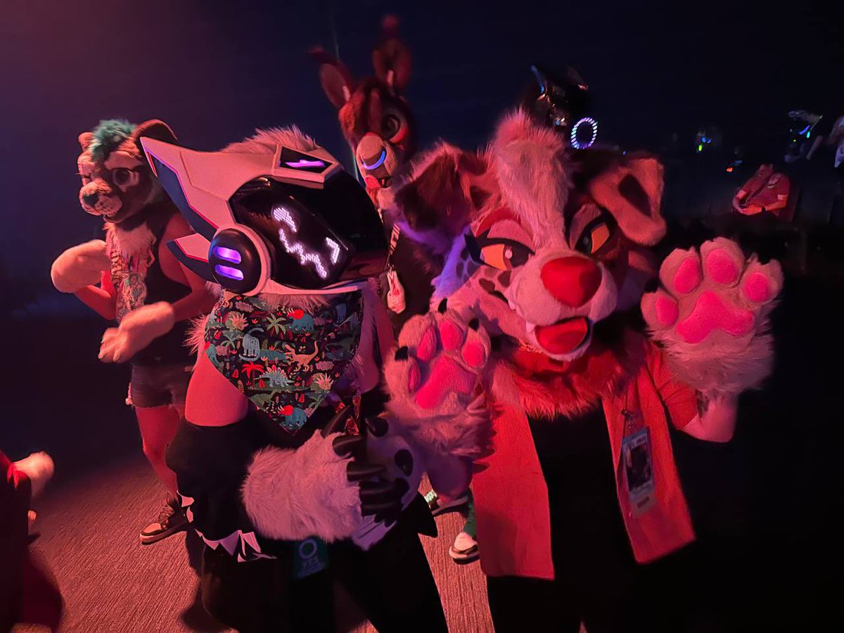 Did you see this robo-raptor at the #anthrocon2023 rave haha? 

Ft. <a href="/CrowParadeArt/">⚜️CrowParade⚜️</a>