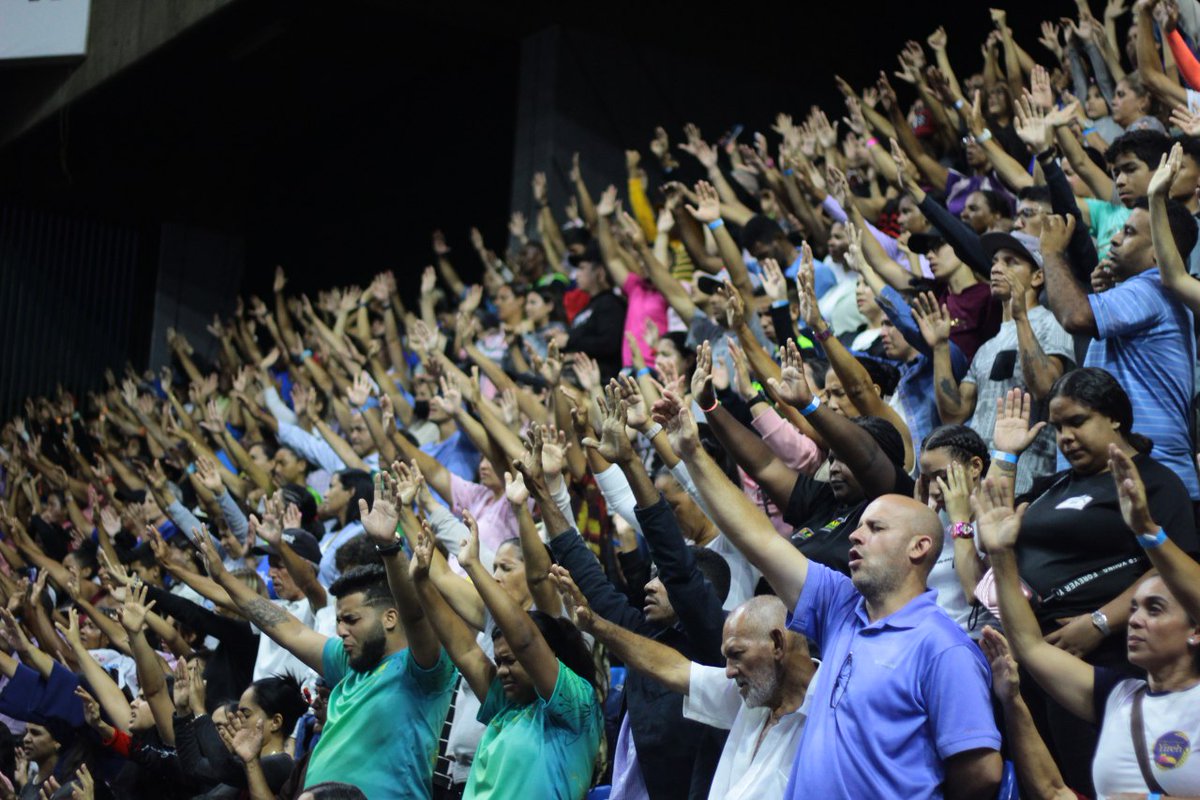 ¡Venezuela sigue en avivamiento nacional! 
El Pasado 1ro de Julio se llevó a cabo en el Gimnasio Papá Carrillo, de la  capital,  
la Cruzada de Milagros, Sanidad y Liberación, con el Pastor Hyeok Park de Korea del Sur, quien se encuentra en el país con el propósito de bendecirlo.