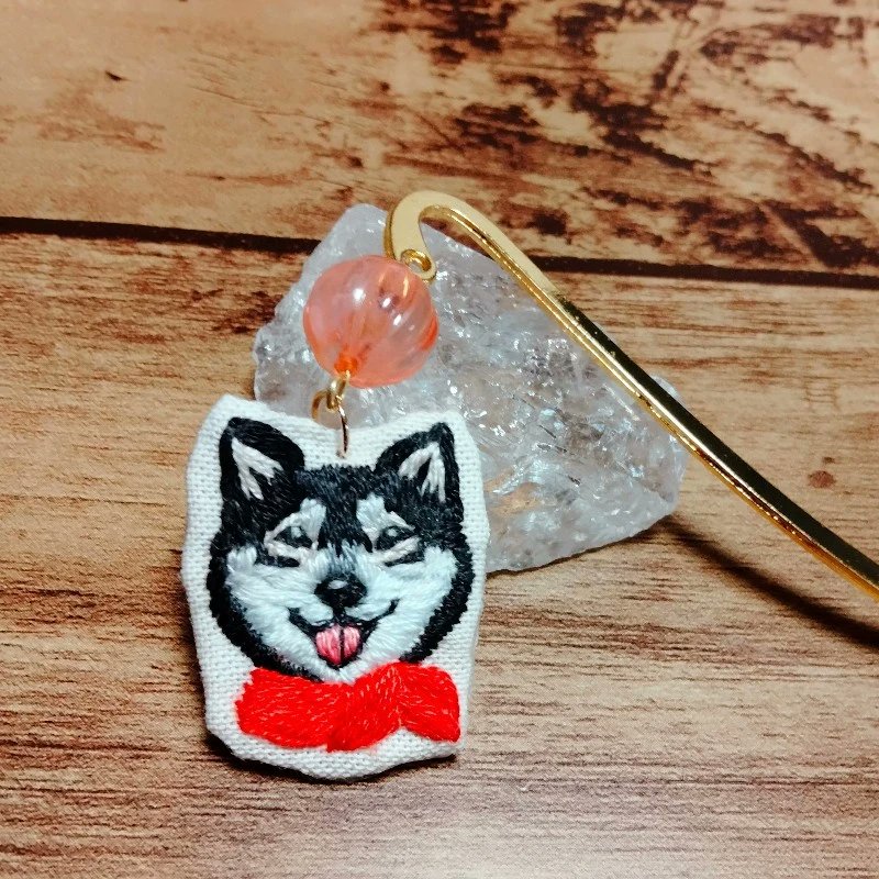 fuwari_kobo's tweet photo. 黒柴さんの手刺繍ブックマーカーです☺️
オーダー受付中です
黒柴さん以外でもご相談ください🐾
#刺繍　#ブックマーカー　#ふわり工房　#黒柴　#オーダー受付中 https://t.co/5fYXcrdGU1