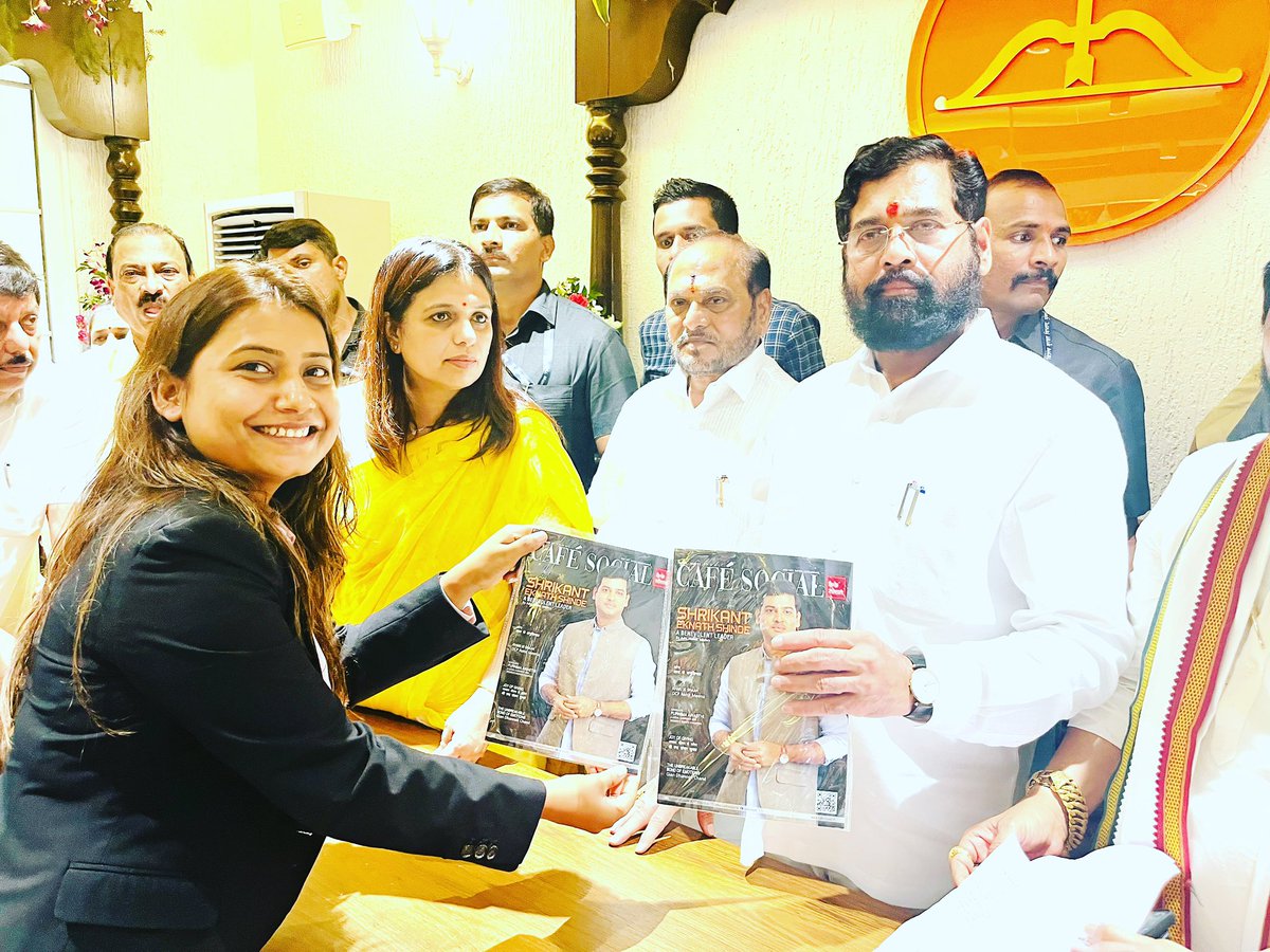 An honor to present the café social magazine to our Chief Minister Shri Eknath Shinde of Maharashtra.
@mieknathshinde @CMOMaharashtra @cafesocial_123 #EknathShinde #cm