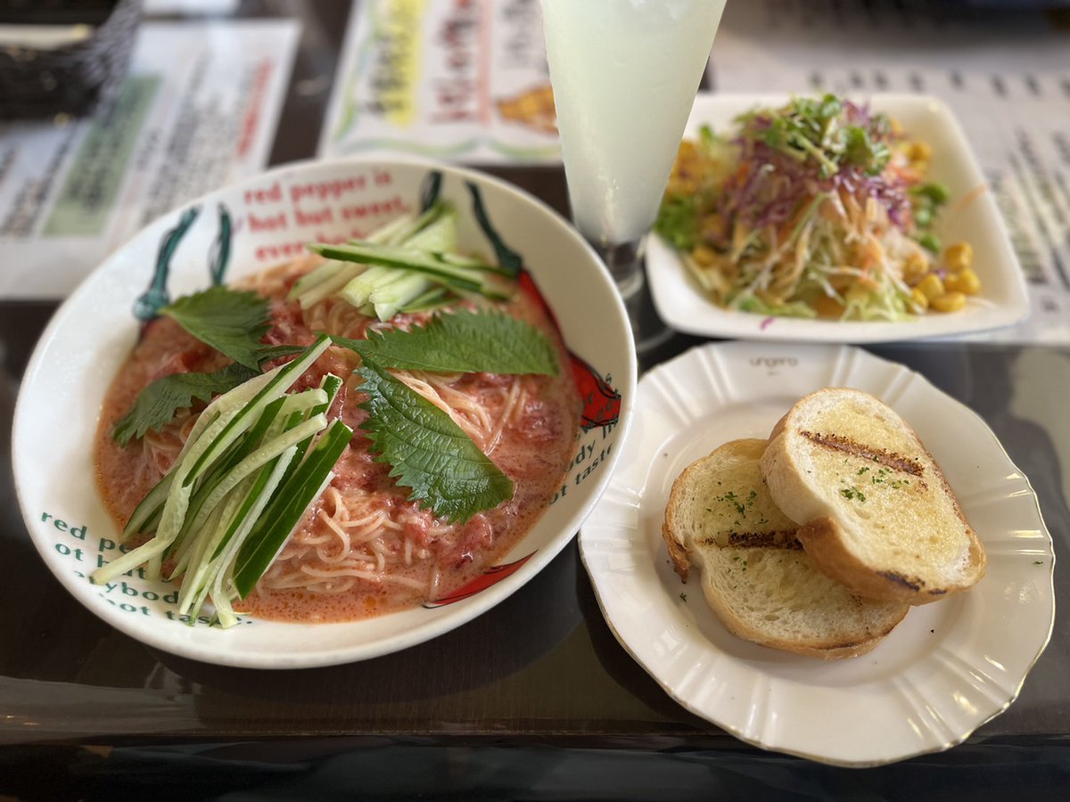 Sano_gas's tweet photo. 「くいもんや　あるぺん」さんへ訪問😘店員さんオススメのパエリアと夏季限定の冷製パスタを注文🍝大きなエビとムール貝、豊富な具材によって旨みが濃縮されたパエリアは絶品で、夏ぴったりの冷製パスタも暑い夏にぴったりです
パエリア注文の方は予約するといい事があるかも… https://t.co/YdVQHXXxaA