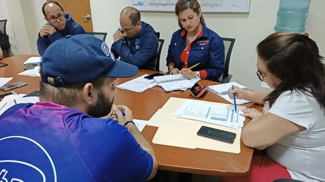 pltgoneidys's tweet photo. Como todos los lunes, estamos reunidos, en el marco del 1X10 del Buen Gobierno, por instrucciones de nuestro Presidente @NicolasMaduro evaluando los avances de respuest, en línea directa con el pueblo. ¡Juntos Venceremos!
#ComprometidaConTodos
#ConMaduroMásPueblo
@GobLizeta https://t.co/pBCcoWphtJ