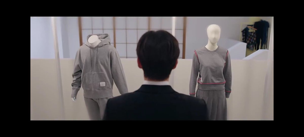 Gu won me parece un personaje escrito por una mujer. 🥹 

Escogerle cuidadosamente ropa y zapatos, ir a salvarla yendo en contra de la decisión de su odiosa hermana, protegerla en el mercado 🤣 y siempre andaba llevando su maleta 😭💘
#KingTheLandEp6