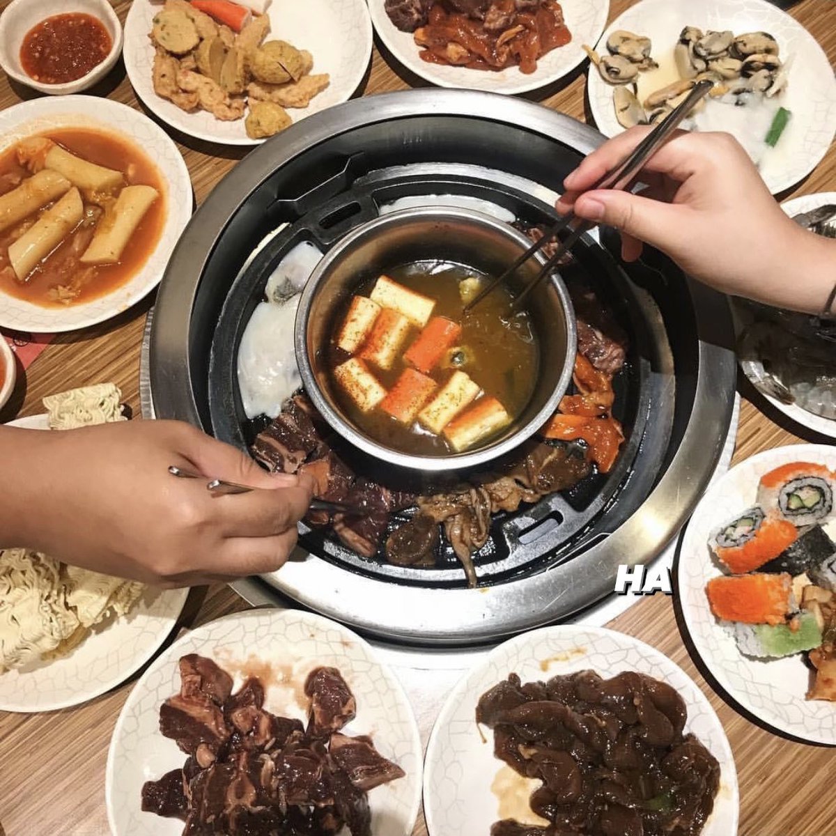 racunsanasini's tweet photo. First, Claim sini dulu weh : https://t.co/4i0in4H1Ro

Lepas tu nanti tunjuk kat kaunter je.

Syaratnya korang kena bawa 3 orang kawan,
Orang ke 4 : RM 28
Orang ke 5 : RM 14 
Orang ke 6: FREE https://t.co/Vl442p7FCr