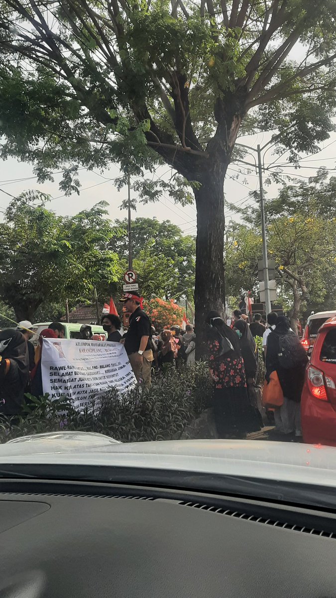 dwiimon's tweet photo. Hindari depan Stasiun Gubeng Baru karena ada demo ke KAI dan jalur ditutup satu arah. Akses jalan padat hanya disamping PDAM yang sempit itu. @e100ss https://t.co/r5x7STXq0s