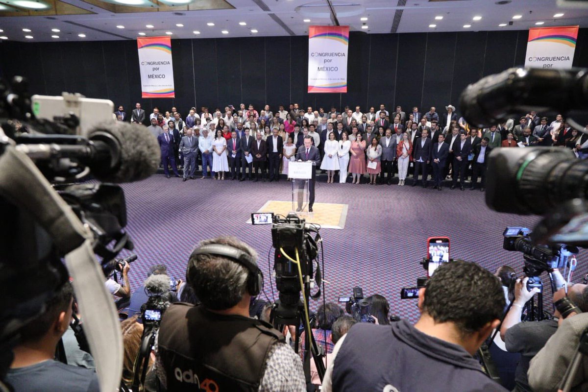 osoriochong's tweet photo. No se equivoquen, ni nos retiramos de la política ni nos hacemos a un lado. Hay mucho más que hacer por este país y nos necesita a cada uno de nosotros. https://t.co/jvbR6NjiRR