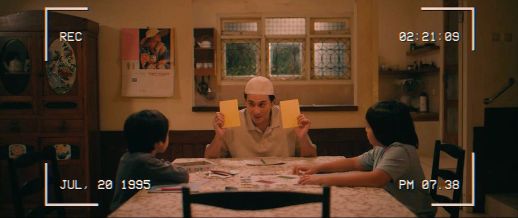 TarizSolis's tweet photo. Air mataku berulang kali tumpah saat nonton 'Sabtu Bersama Bapak' yg pilu sekaligus heartwarming. Kisahkan seorang ayah yg siapkan video petuah hidup buat anak-anaknya sebelum meninggal, ini series bermakna yg bicara parenting, berbuat baik ke sesama &amp; membina hubungan yg sehat. https://t.co/PbJ9Heo849
