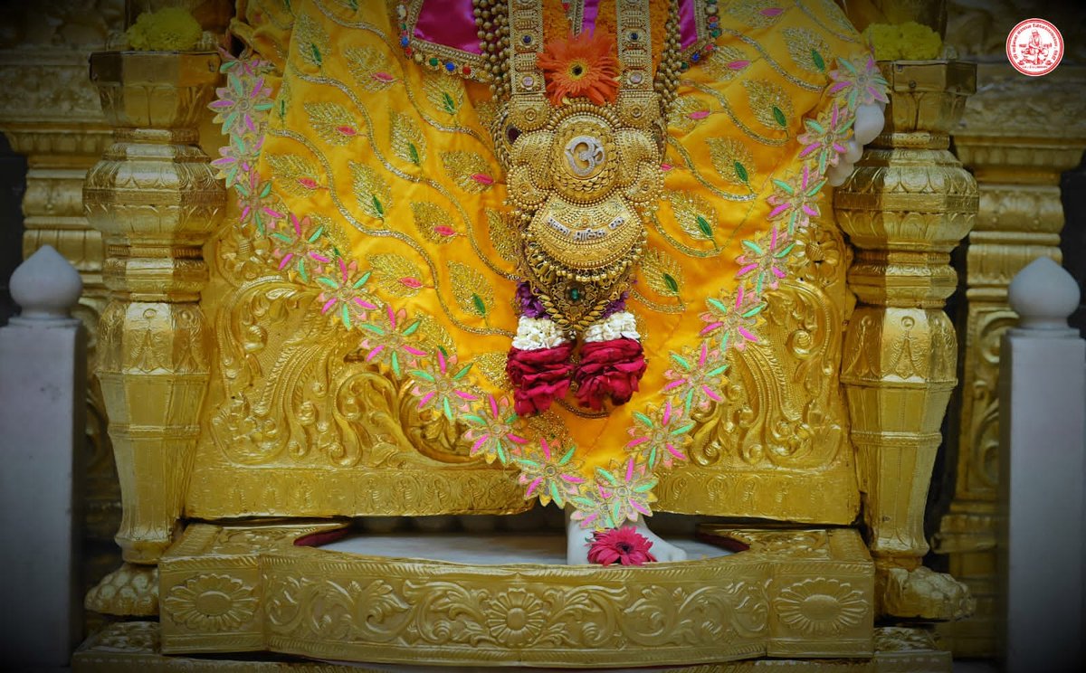 SaiShraddha11's tweet photo. 🙏Shirdi Sai Baba Darshan🙏
🌹Tuesday 4July 2023🌹
Sai Baba: "My eye (of vigilant supervision) is ever on those who love me. Whatever you do, wherever you may be, ever bear this in mind, that I am always aware of everything you do." https://t.co/oVZ0MxBGYT