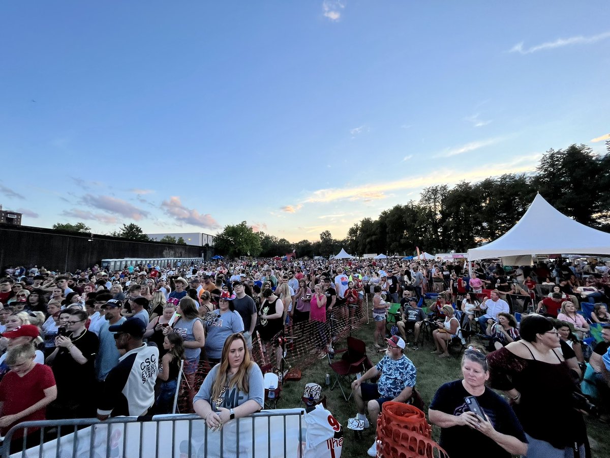 chrismillerofwv's tweet image. The clouds parted right on cue, to kick-off fireworks at Dawg Dazel in #HuntingtonWV! Over 17,000 people in attendance, celebrating freedom and the greatest country on earth. #IndependenceDay 🇺🇸🇺🇸