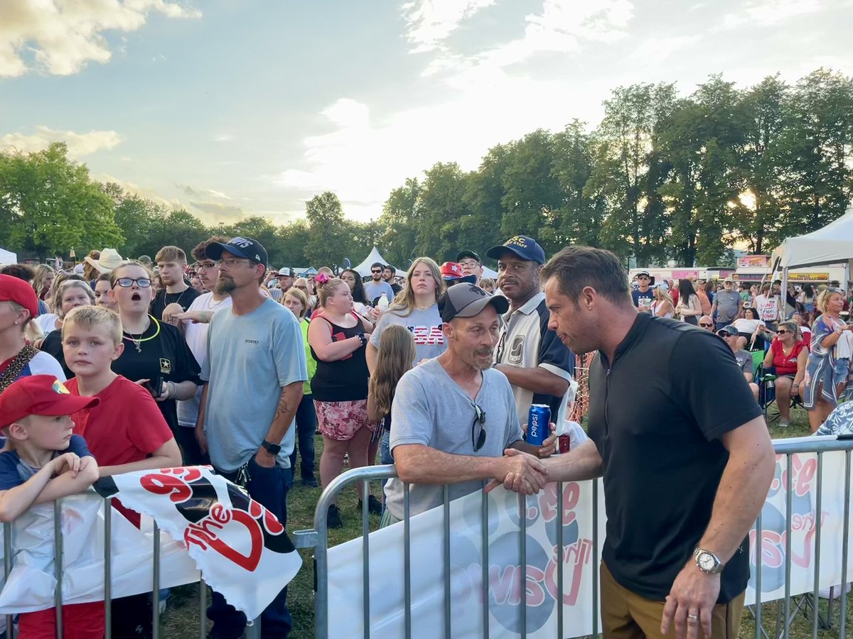 chrismillerofwv's tweet image. The clouds parted right on cue, to kick-off fireworks at Dawg Dazel in #HuntingtonWV! Over 17,000 people in attendance, celebrating freedom and the greatest country on earth. #IndependenceDay 🇺🇸🇺🇸