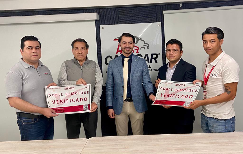 Miguel_AMtzM's tweet photo. En @canacarmexico seguimos trabajamos junto a la @SICTmx para dar solución a los transportistas en materia de #AutorizaciónExpresa. Esta tarde entregamos a socios de la Cámara la documentación que les acredita el cumplimiento de la #NormaOficial referente al peso y dimensiones máximas con los que pueden circular en las vías generales de comunicación de jurisdicción federal. 
#DeFrenteALosNuevosTiempos