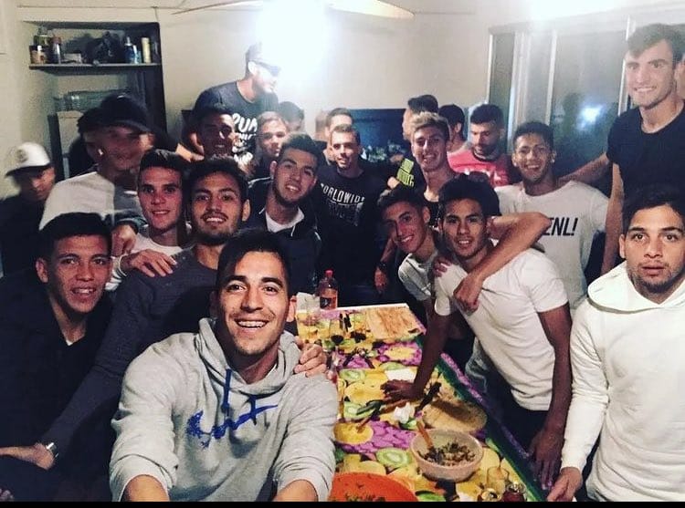 BenjaminTorte's tweet photo. Díganle que sigo enamorada
Cuéntele que me hace tanta falta
No los puedo borrar de mi vida
Aunque quiera, mi piel no los olvida https://t.co/8dUo15mh4n