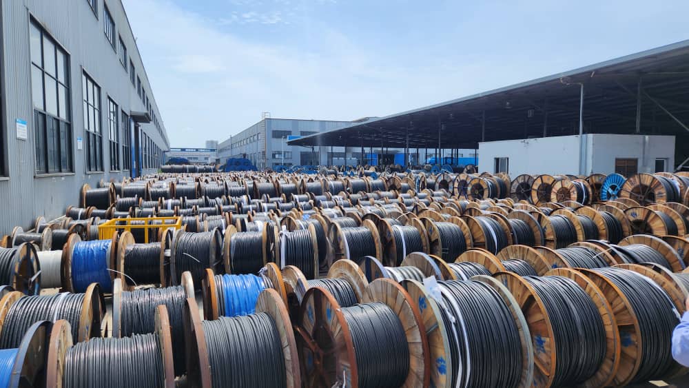 julienpalukucom's tweet photo. 4 juillet 2023: Il est 2h50 à Kinshasa, 9h 50 à #SHANGHAI, nous sommes dans les enceintes de la société #QIFAN, l'un des plus grands fabricants des câbles électriques au monde, et ce, à l'aide du cuivre et aluminium. 20.000 différents types de câbles sont fabriqués ici(à KIN et Lubumbashi où nous avons aussi commencé, nous sommes à 4.100 types de câbles par les sociétés PROTON et MES). Partage d'expériences fait, la RDC sur la même lancée avec la décision de transformer localement notre cuivre pour créer richesse, emplois et nous projeter dans les prochains 20 ans comme pays emergents à l'instar des dragons&tigres asiatiques. @fatshi13 @LukondeSama