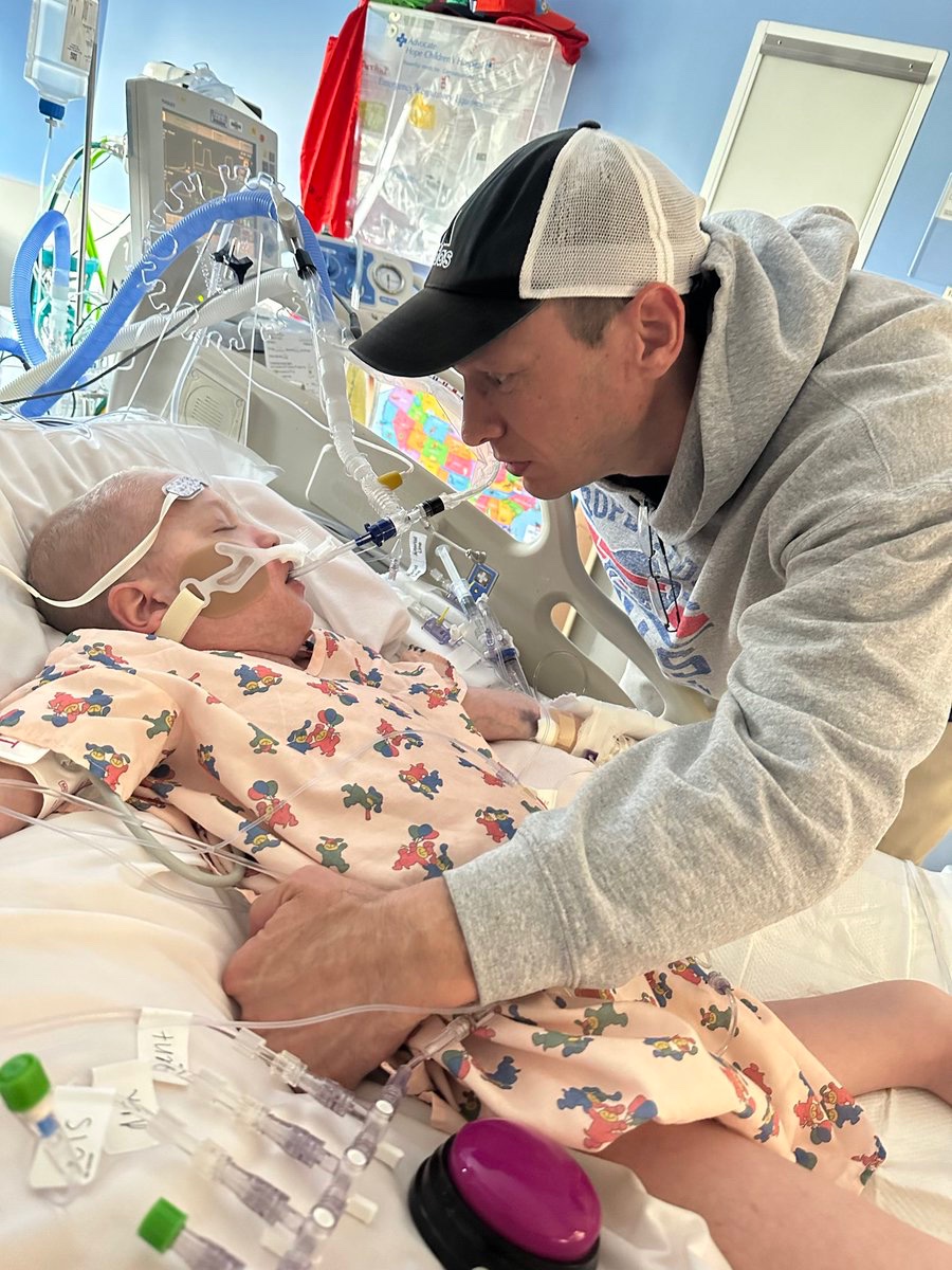 MeetMeAtCalvary's tweet image. Praying for Eddie. Just intubated. Poor Dad &amp;amp; Poor Eddie. So hard for @NickMayerik seeing his son go through this again. Staying at the Ronald McDonald House in Oak Lawn, Illinois. Pray for them and their fight to beat this! They need our support and help!