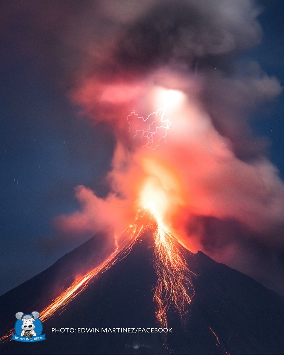 BeAnINQUIRER's tweet photo. 'PYROCLASTIC LIGHTNING' 🌋🌩️

LOOK: During a trip to Legazpi City, Albay, a Filipino photographer captured spectacular snaps of volcanic lighting, lava flow, and rockfall events at the Mayon Volcano with impeccable timing.

📸: Edwin Martinez | @vesgarcia_ #BeAnINQUIRER #BAIxINQ https://t.co/J05Bt7mpmU