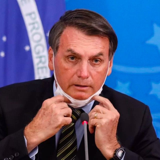 poptime's tweet photo. 🚨 PERDEU TUDO: Com dívida milionária por não usar máscara durante a pandemia, Bolsonaro alega não ter dinheiro e oferece seus imóveis para desbloquear suas contas. https://t.co/mIHZAPOIMs