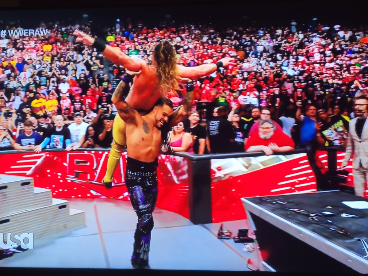 SeanzviewEnt88's tweet photo. An incredible #WWERaw great storytelling,  matches, solid built to #SummerSlam #SethRollins @FinnBalor #raw 8.5 out of 10 tonight. Follow #Seanzviewent on #YouTube over 129,000 subscribers. Thank you  #WWE https://t.co/Or6lNcPSQD