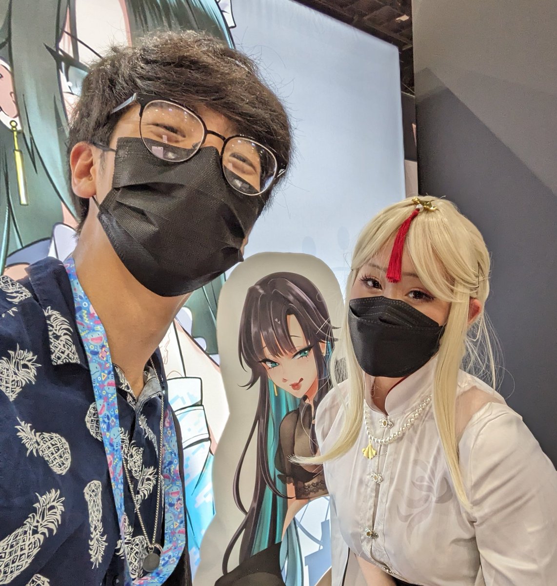 GratisStatus's tweet image. Found what I was looking for at anime expo 

Thanks @suhbreenaa the first pic!