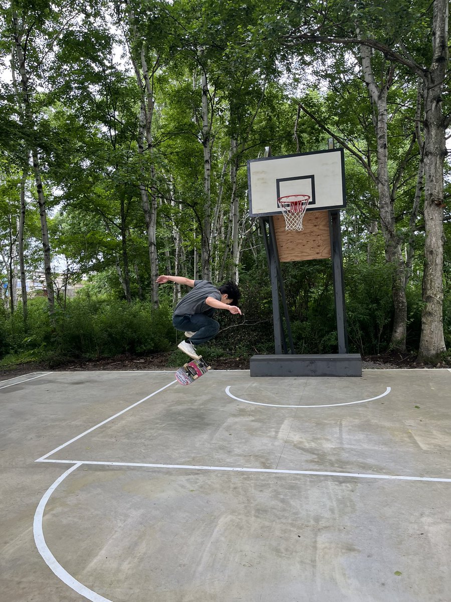 remiokumoto's tweet photo. 森のアソビバ🌿

身体を動かすのって本当に楽しい
最高のデトックス。

元気がない時にあえて、外に出て遊んでみるとびっくりするくらい身体がスッキリして活力が湧いてくる！💫

#知床　#斜里 #バスケ #スケボー https://t.co/FKBy91fF6r
