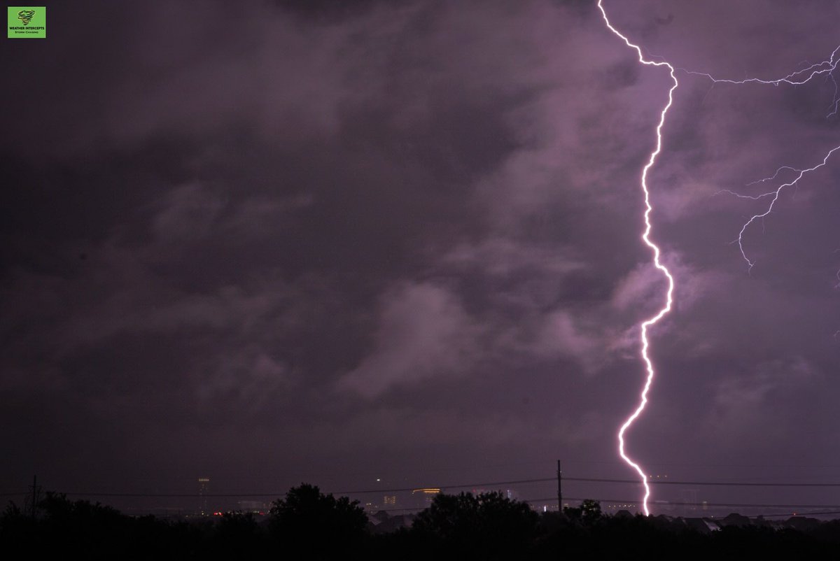 Captured this intense bolt striking right near The Star in Frisco, TX this evening during the severe thunderstorm. ⚡️

#txwx <a href="/NWSFortWorth/">NWS Fort Worth</a> <a href="/TxStormChasers/">Texas Storm Chasers ⚡</a> <a href="/BrianJamesWx/">Meteorologist Brian James ⛈</a> <a href="/JesseWFAA/">Jesse Hawila</a> <a href="/Fox4Weather/">Dan Henry</a>
