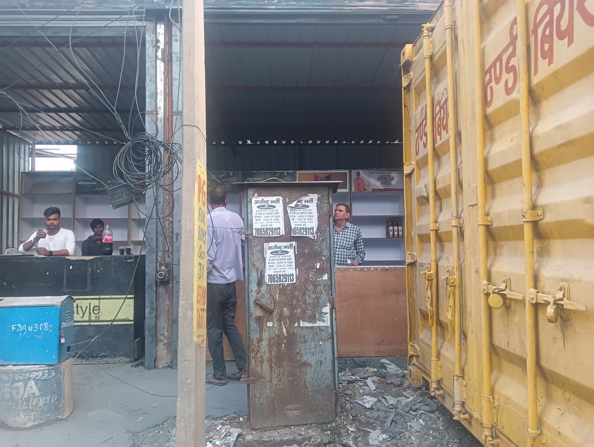 rishikmalik's tweet photo. @cmohry @KPGBJP @ajaybaisla22 @MCF_Faridabad स्प्रिंग फील्ड कॉलोनी की एंट्रेंस पर शराब का ठेका खोलना महिलाएं एवम बच्चो की सुरक्षा के लिए हानिकारक है आपसे निवेदन हे इसे यहां से कही और शिफ्ट करवाया जाए, यहां रोड भी तंग हे और दूसरी तरफ भी रहड़ी , अंडे वाले हे,।
आरडब्ल्यूए https://t.co/RVo85ABGXM