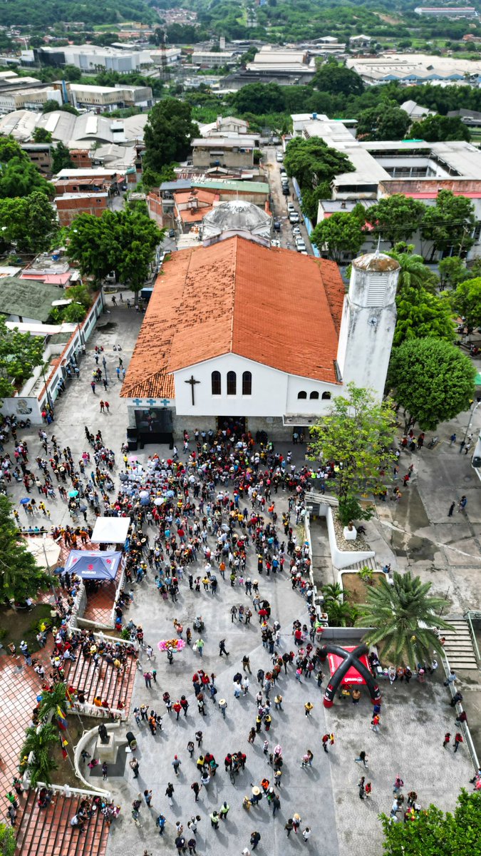 Soysanchezmalav's tweet photo. Nuestra Iglesia #santacruzdepacairigua de #guatire en la #salida de #SanPedro #2023 https://t.co/ABTnCqf1vN
