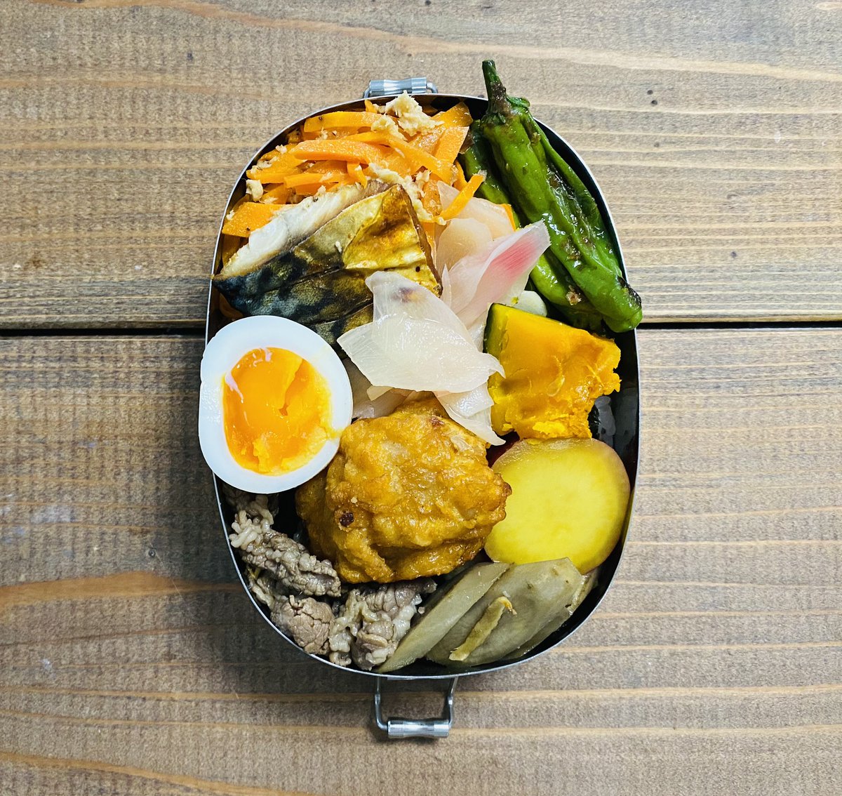 今日もおいしすぎるな〜〜
津多屋の海苔の下に、味付け卵の隠し玉あり。いちのやさんの海苔弁インスパイア。 https://t.co/rA74QNBPs3